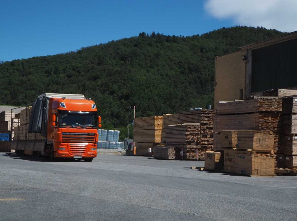 camion per la distribuzione e la vendita di banchi e pallet in legno maica